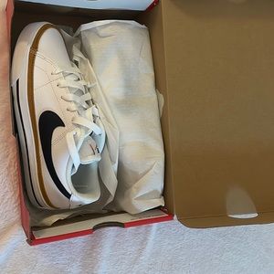 Woman’s Nike Court Legacy Shoes 🪩